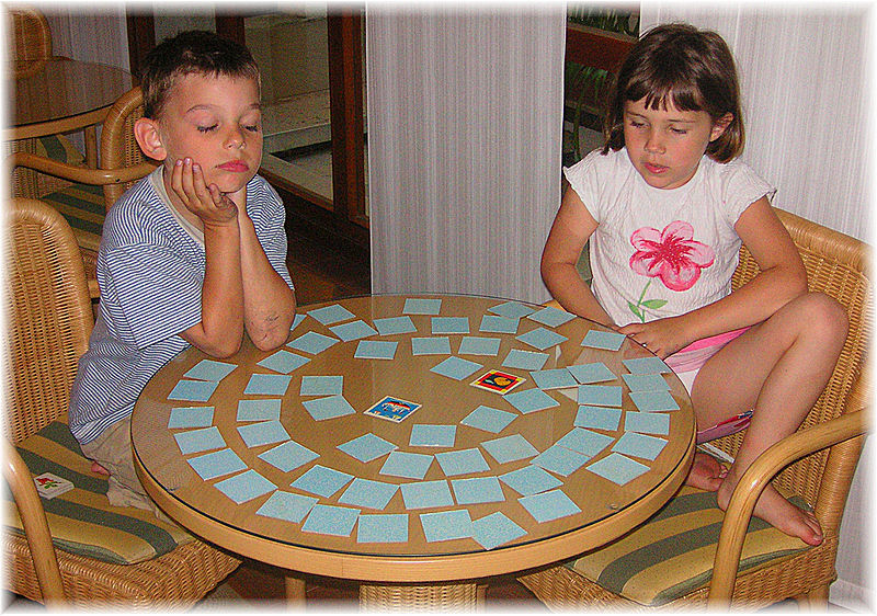 images/dzieci grajace w jakas gre na stole.JPG848d3.JPG